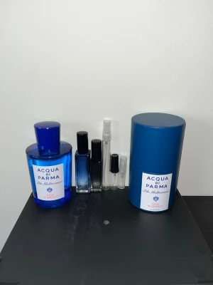 Aqua di Parma fico di almalfi—Sample,Pris i beskrivning! - 1ml:15kr 2ml:30kr 3ml:45kr 5ml:75kr 10ml:150kr 20ml:300kr Aqua di Parma fico di almalfi—Sample. Prova doften innan du köper hela flaskan! Fico di almalfi är en perfekt doft för sommaren!