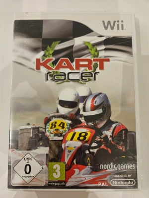 Kart Racer till Nintendo Wii - Kart Racer till Nintendo Wii är ett racingspel där du tävlar i gokart på olika banor. Omslaget är vitt med två förare i hjälm och racingdräkt, och spelet är utvecklat av Nordic Games. Passar för dig som gillar fartfyllda spel och tävlingar.