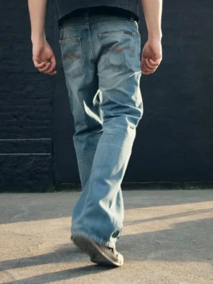 Blå nudie jeans flare glenn - Säljer ett par nudie jeans helt oanvända, inte använt pga för liten storlek. W28, L32            Nypris 1800, säljer för 1200 men pris går att diskutera. 