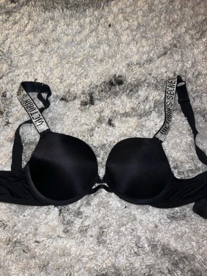 Svart push-up bh Victoria's Secret - Säljer denna super sköna Bh från VS, den är i super fint skick men jag har sytt strapsen lite kortare då de va extremt långa men det går fortfarande att justera hur man vill! (Se sista bilden) kontakta för mer info💕