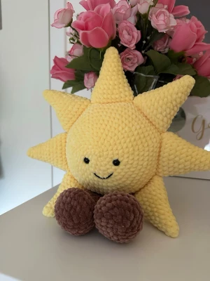 Virkad jellycat sol - Supersöt handvirkad jellycat sol! Denna är lite större än den förra jag gjorde, ungefär 30 cm lång om man räknar med benen. Den har säkerhetsögon som inte rekommenderas för barn under 3 år!☀️