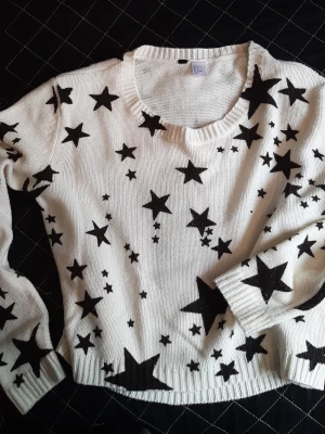 En kul jumper från H&M - White with black stars this lovely jumper from H & M. Not too heavy, so it perfect for colder spring evening too. Size S. In very good condition. 