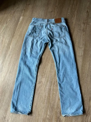 Levis 501 ljusblå - Ljusblåa Levis 501, liten defekt vid benänden som syns på sista bilden.