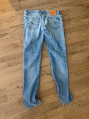 Ljusblåa jacob cohen - Säljer ett par ljusblå skinny jeans från jacob cohen. Jätte bra skick