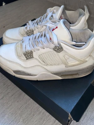 Air Jordan 4 Retro White Oreo sneakers - Säljer ett par snygga Air Jordan 4 Retro White Oreo sneakers. Dessa är gott använt lite smutsiga väldigt skön sul✅✅.                     Fraktar samma dag som köps 🚛🚛📦 