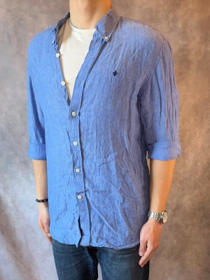 Blå Morris Linneskjorta - Stl L - Riktigt snygg Morris Linneskjorta i blått, perfekt till sommaren som närmar sig! 🏖️🌊 | Mycket bra skick: 9,2/10, utan defekter  ! | Stl: L |  Modellen är 177cm och väger 74kg, passar längre!  | Hör av dig vid frågor // Galgen 🫡 