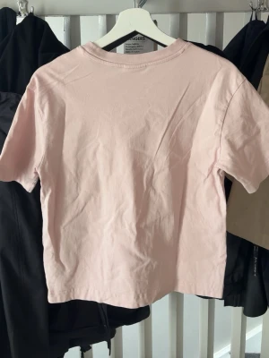 Ljusrosa basic t-shirt Gina Tricot - En enkel och stilren ljusrosa t-shirt från Gina Tricot, basically basics-kollektionen. Säljer på grund av att den inte används. Storlek S. 