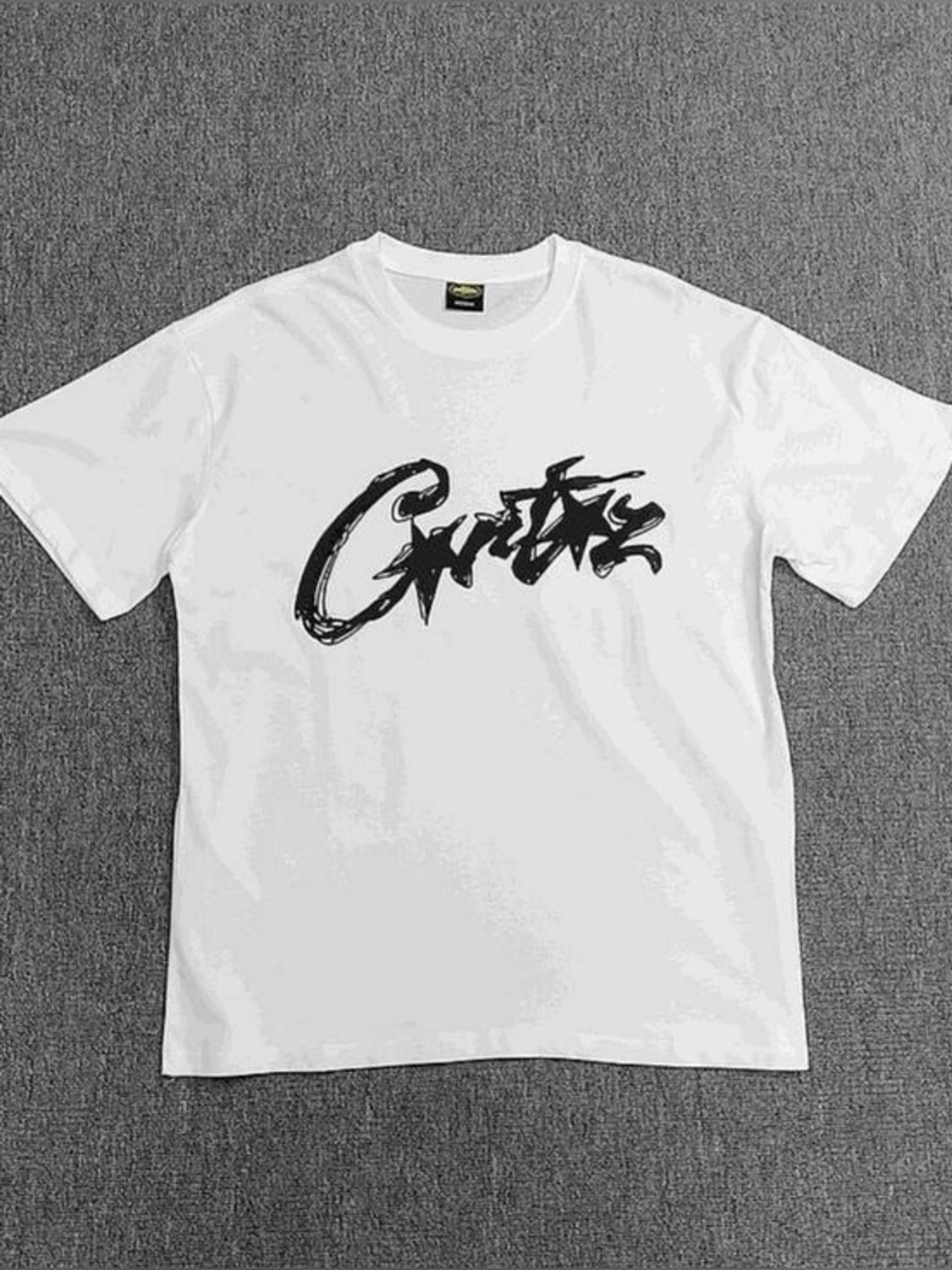 Vit t-shirt med svart graffiti-tryck