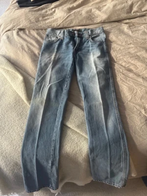 Ljusblå raka jeans från Nudie Jeans (Storlek på sista) - Säljer ett par ljusblå jeans från Nudie Jeans med raka ben och klassisk femficksmodell. Tillverkade i denim av bomull.