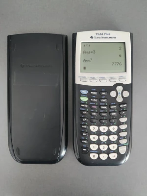 Texas Instruments TI-84 Plus miniräknare - En klassisk grafritande miniräknare, TI-84 Plus från Texas Instruments. Svart och vit design med tydliga gummiknappar och stor display. Perfekt för matte, statistik och programmering. Passar bra för gymnasiet och universitetet. Funkar som den ska och är i fint skick (se bilder). Säljs med tillhörande batterier.