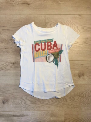 T-shirt med tryck - Supersnygg oversized T-shirt som inte längre används. Den är i xs men passar s hur bra som helst!