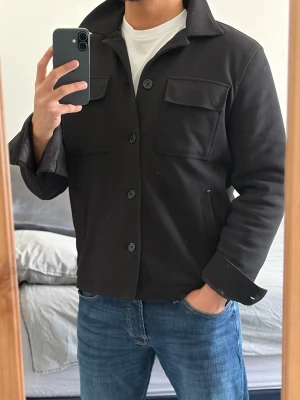 Zara overshirt - Stilren svart overshirt med hög krage från Zara i storlek S. Lite slitet vid ena fickan på jackan (ses på sista bilden) annars är den i toppskick! Passar dig mellan 170-180cm. Bara att skriva vid funderingar!🌟