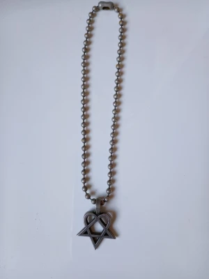 H.I.M. halsband - Heartagram halsband. Kedjans totala längd är ca. 36 cm. Det är lite slitage upptill på halsbandet, se bild.   