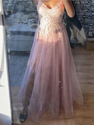 Ljustosa balklänning - Jättefin rosa balklänning ifrån JJ’s house. Använd en gång. Vanlig dragkedja i bak i ryggen, skriv för bild!💕💕är för lång för mig som är 166cm