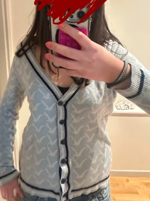 Blå kofta  - Superfin ljusblå kofta med lätt fågelmönster och svarta och vita ränder längst kanterna.                         M men skulle säga att den mer passar S❣️