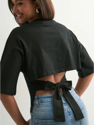 Nelly open back tie tee - Säljer denna tröjan i nyskick då den inte används. Passar till alla tillfällen🩷🩷