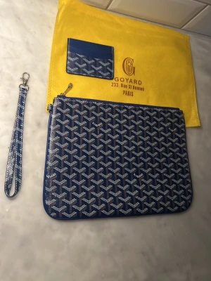 Blå Go4ard plån bok och nessisär  - Säljer en snygg plånbok och nessisär från Lindex.Perfeckt för skol böcker eller perfymen och så vidare.