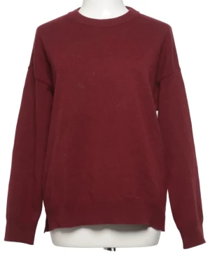 Vinröd oversized stickad tröja - Mysig vinröd stickad tröja med rund hals och avslappnad passform. Tröjan har långa ärmar och ribbade muddar vid ärmslut och nederkant. Perfekt för lager på lager och enkel att styla till olika outfits.