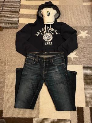 Mörkblå jeans från Nudie Jeans - Säljer ett par snygga mörkblå nudie jeans med riktigt go tvätt, Klassisk femficksdesign och kontrastsömmar. Funkar lika bra på sommar som vinter!   Hör av dig vid minsta fundering🙌😁