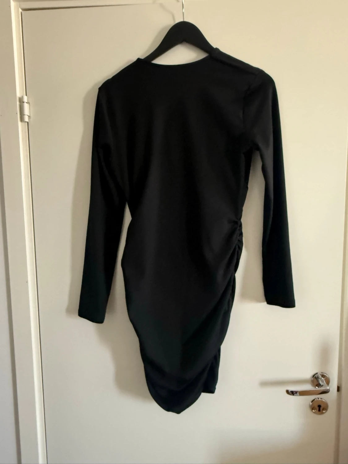 Svart omlottklänning med drapering - 1