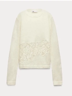 Vit tröja med spetsdetalj från Zara - Snygg vit tröja från Zara med lång ärm och rund halsringning. Tröjan har en unik spetsdetalj framtill som ger en extra touch. Perfekt för dig som gillar stilrena och feminina plagg. Materialet känns mjukt och bekvämt.