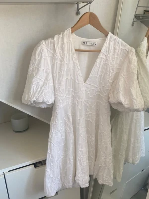 Vit kort klänning från Zara - Säljer denna fina slutsålda klänning från Zara i storlek M/38. Perfekt till student och sommar. Den är använd 1 gång och är i nyskick.💕💕
