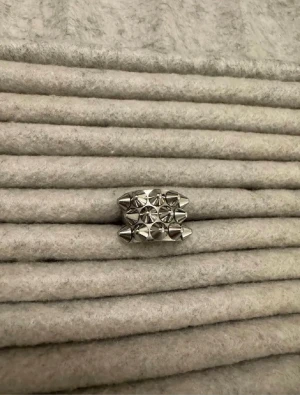 Edblad ring - Säljer min silvriga Edblad ring i storlek 19,50 Orginal pris 399 och mitt pris 190😍😍Pris kan diskuteras vid snabbköp💕