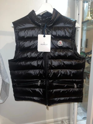 Svart dunväst från Moncler  - Storlek 2/M, helt i nyskick,.
