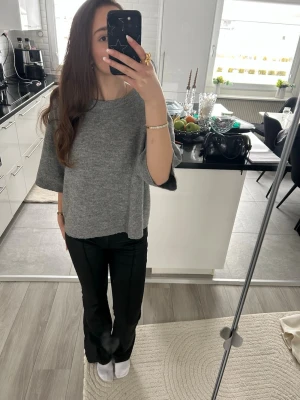 Grå stickad topp - Söt grå stickad top från lager 157 toppen är väldigt bekväm och sticks inte 💕