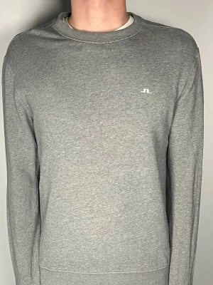 J.Lindeberg tröja - Säljer en riktigt snygg och trendig J.Lindeberg tröja i fint skick, storlek M, vid frågor är det bara att skriva //Gramenti