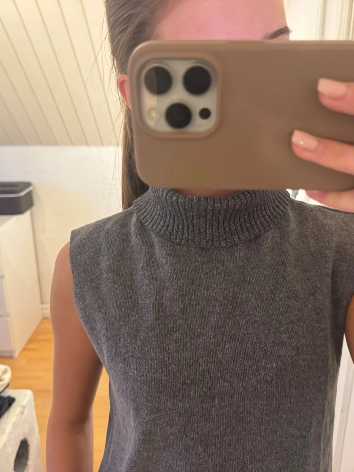 Ärmlös grå stickad topp - 1