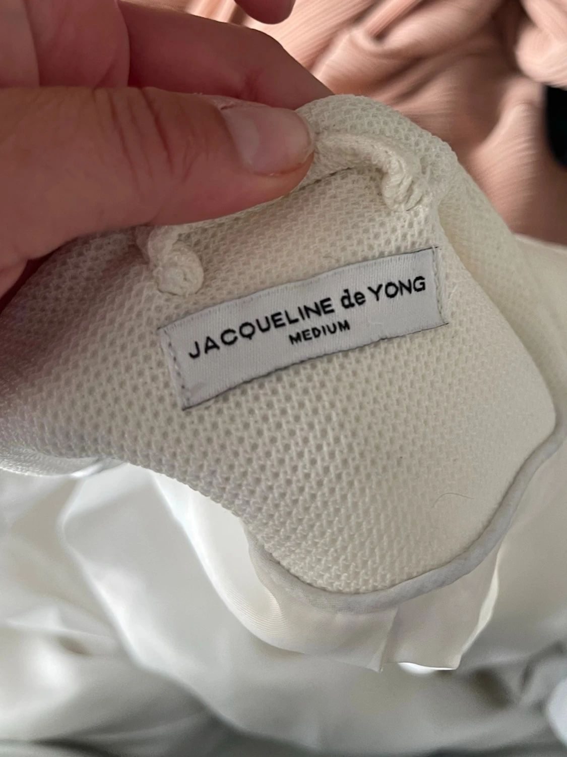 Vit kappa från Jacqueline de Yong - 1