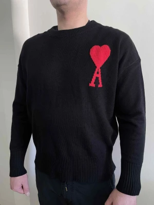 Svart stickad tröja från Ami Paris - Jag säljer den eftersom den inte passar mig särskilt bra. Väldigt skönt material. Storlek M men passar L även.