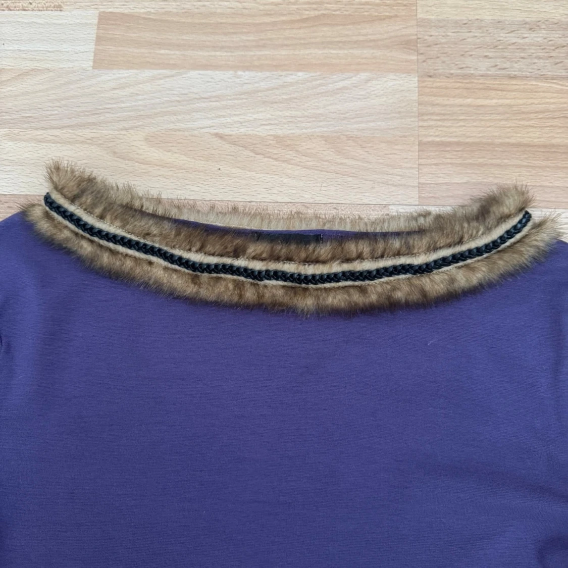 Lila topp med fuskpälsdetalj - 2