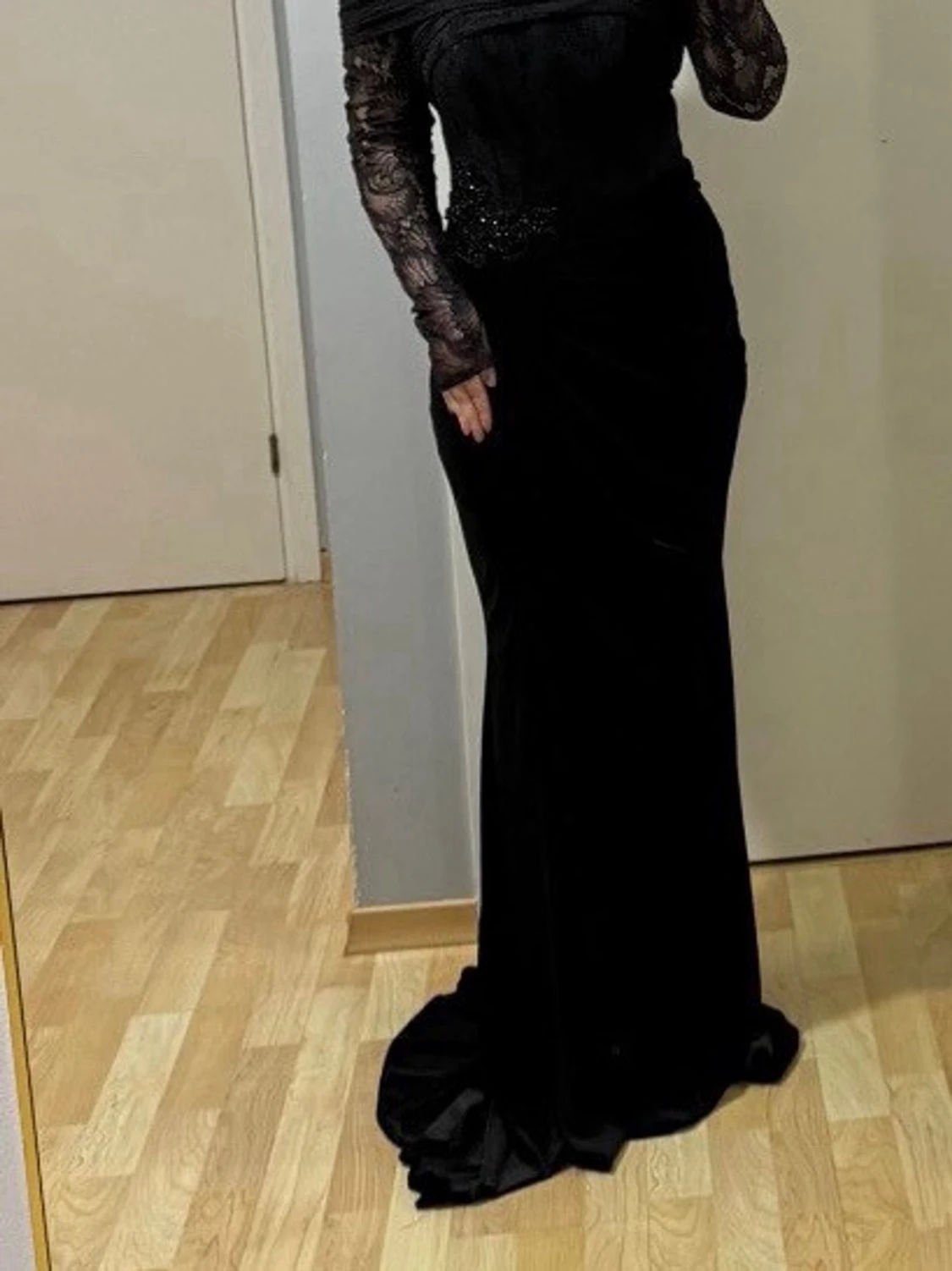 Svart långklänning med spetsärmar - 3