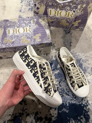 Dior skor dam - Väldigt fina dior skor för tjejer. Allt på bilderna tillkommer. Inget kvitto finns! Pris kan diskuteras vid snabb affär!