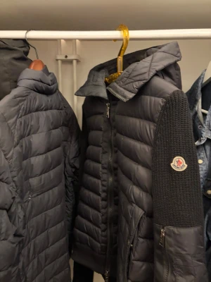 Moncler cardigan - Skriv vid funderingar 