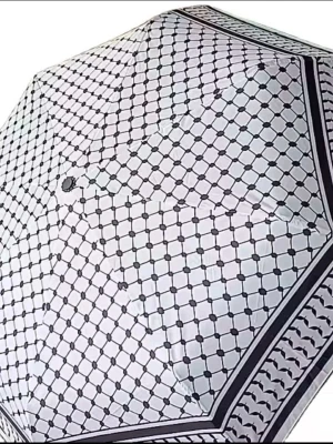  Palestina keffya Svartvit paraply med mönster - Stilrent svartvitt paraply med klassiskt rutmönster och dekorativ kant. Paraplyet har en sexkantig form och ett handtag med tofs. Perfekt accessoar för regniga dagar och ger en unik touch till din outfit.