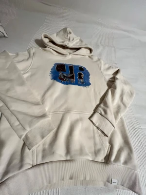 Les duex hoodie - Säljer min riktigt sköna les duex hoodie. Printet är riktigt snyggt och kvalitet är väldigt bra. Inga hål eller defekter och storlek S