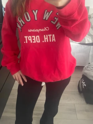 Gina Tricot - En äldre röd tröja från Gina trico i storlek S/M. Har en oversized passform