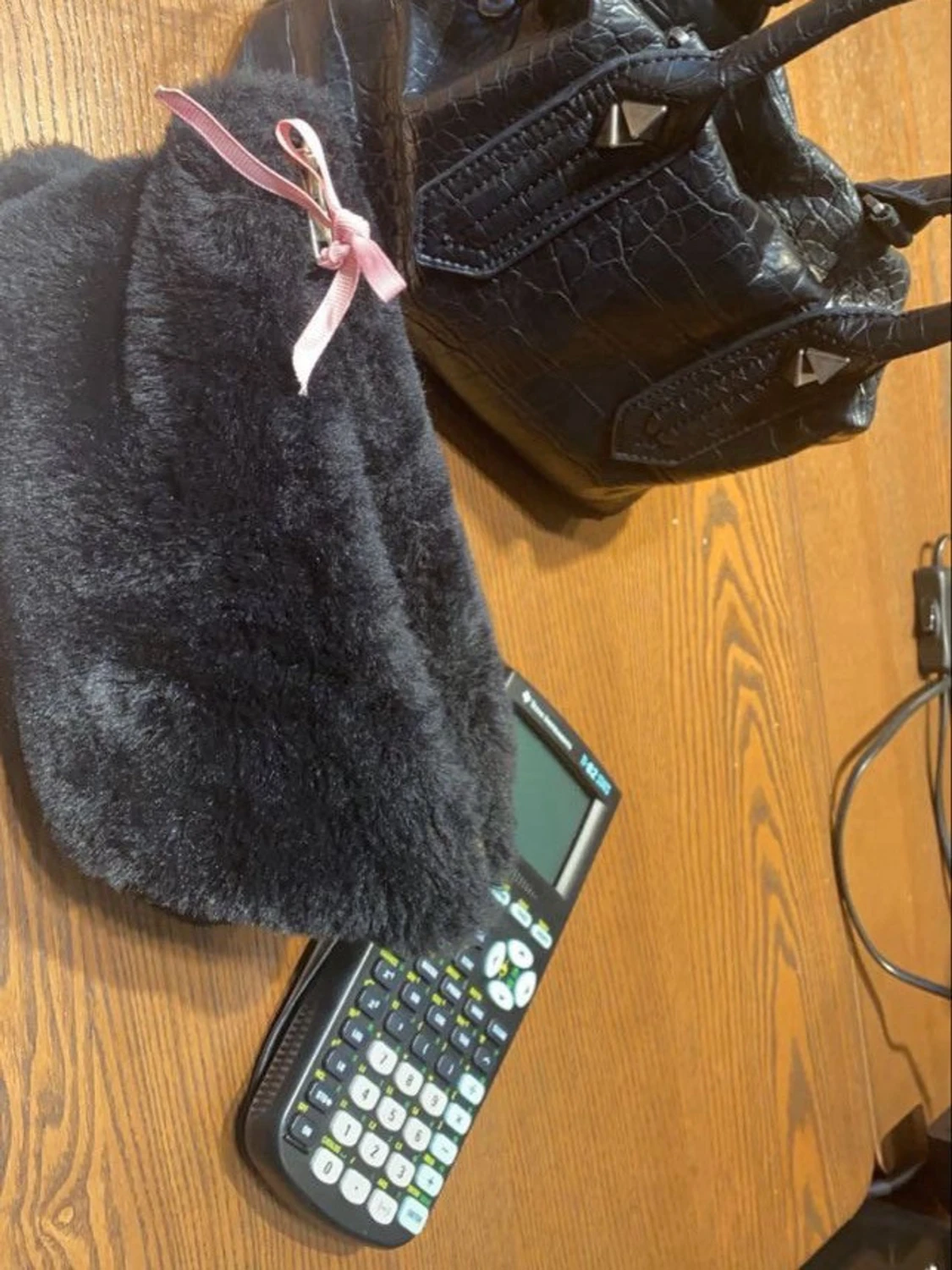 Svart handväska med krokopräglat mönster - 1