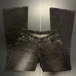Levis Redtab Lowwaisr Bootcut jeans - Jeansen är storlek 28x30 och är i perfekt skick. Lowwaist. Köpta second-hand i Paris till min tjej men dom passade inte därför säljer jag.