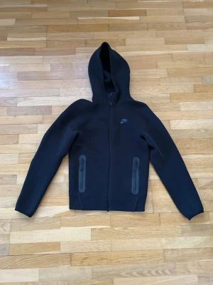 Svart Nike hoodie med dragkedja - Svart nike tech tröja. Storlek XS.