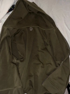 Olivgrön hoodie från Polo Ralph Lauren - Snygg olivgrön hoodie från Polo Ralph Lauren i storlek XXL. Hoodien har en klassisk huva.