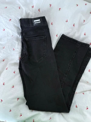 Dr Denim svarta straight jeans raka jeans 90s jeans 00s jeans denim byxor midwaist straight leg raka  - Perfekt skick! Supersnygga byxor i 90 tals / 00s  stil, straight leg 