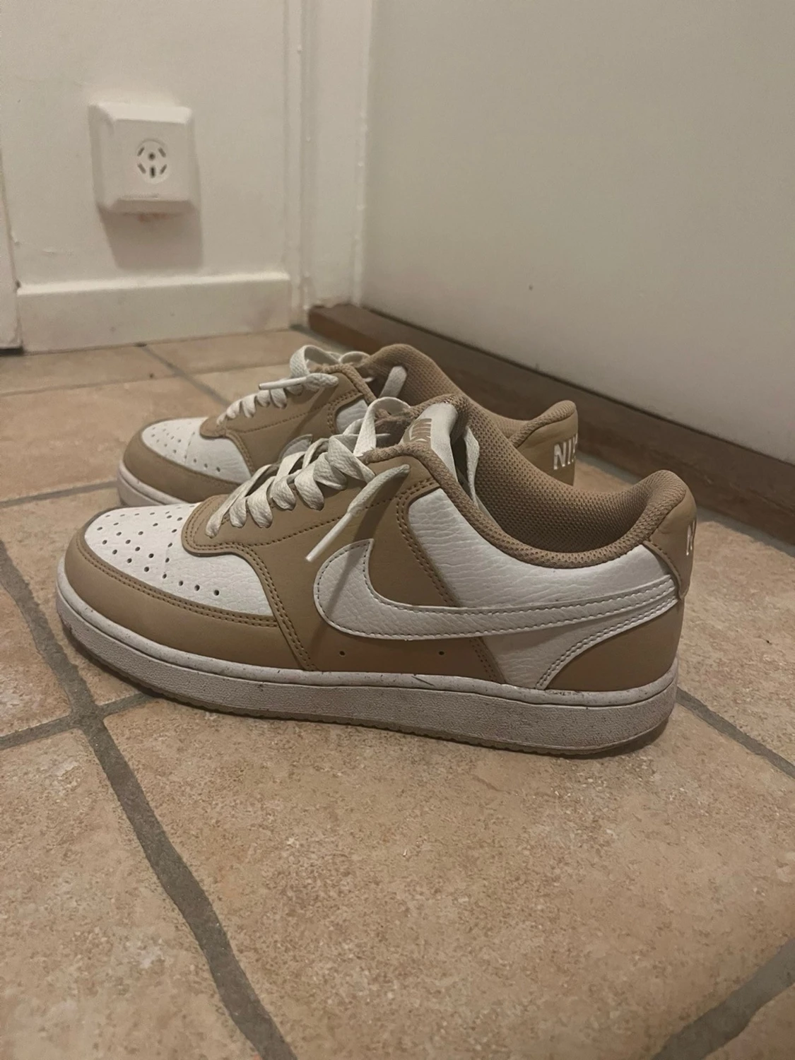 Nike beige och vita sneakers - 1