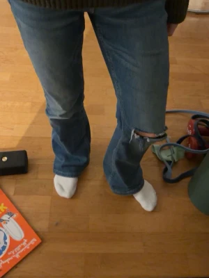  bootcut jeans - Så coola vintage jeans, ett hål på knäet. Storlek xs/s