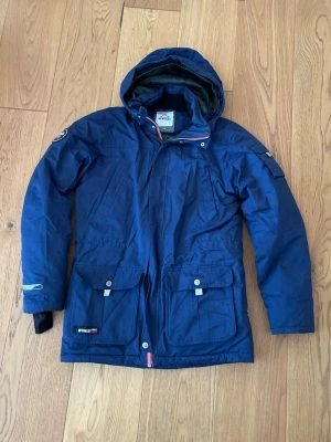 Jacka vinter/skidåkning barn - Fin jacka för barn  strolek 160.  Passar till vintern/höst och skidåkning. Inga hål/fläckar. Mycket bra skick. Skickar innom 24h⭐️