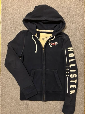 Vintage Hollister Zip-Hoodie - Säljer denna otroligt feta och sällsynta Hollister zip hoodien! | Mycket bra skick | Storlek S | Längd ≈ 64cm, Bredd armhåla -armhåla ≈ 52cm | Modell 175cm, 68kg |