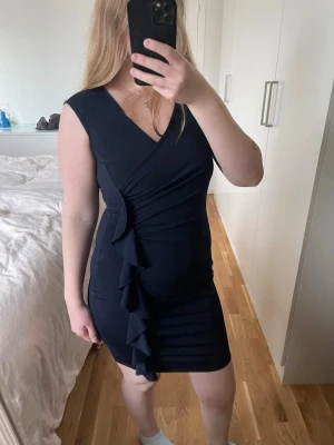 Mörkblå klänning från Bubbleroom - Säljer en mörkblå klänning från bubbleroom. Endast använd en gång. I nyskick.